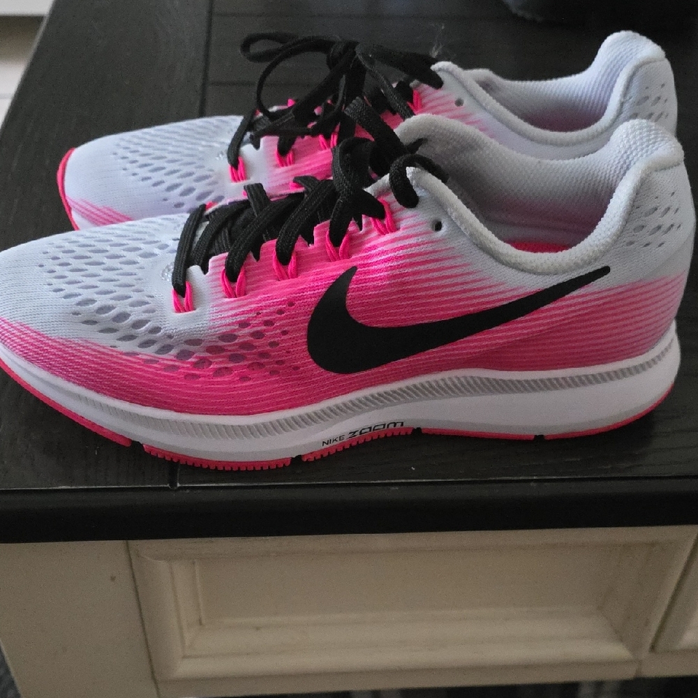 Nike Women's Athletic Shoes - White and Hot Pink